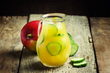 Bir sürahi vitamini limonata 
