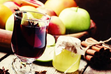 Elma ve tarçın ile sıcak mulled şarap