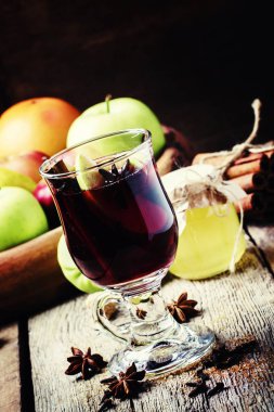 Elma ve tarçın ile sıcak mulled şarap