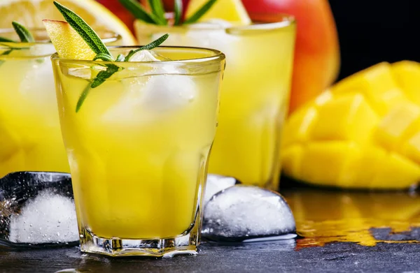 Alcoholische cocktail, mango rum collins — Stockfoto