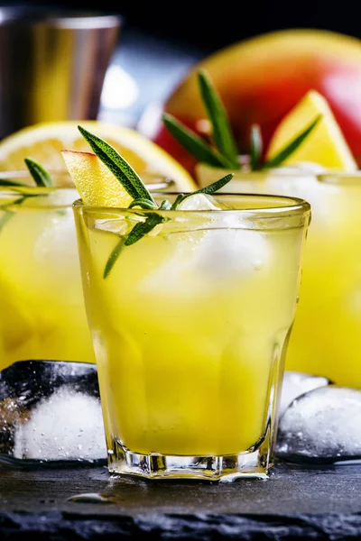 Alkoholischer Cocktail, Mango Rum Collins — Stockfoto