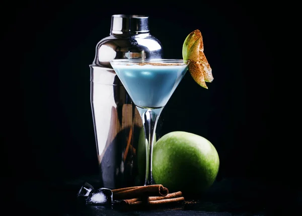 Alkoholischer Cocktail blaue Versuchung — Stockfoto