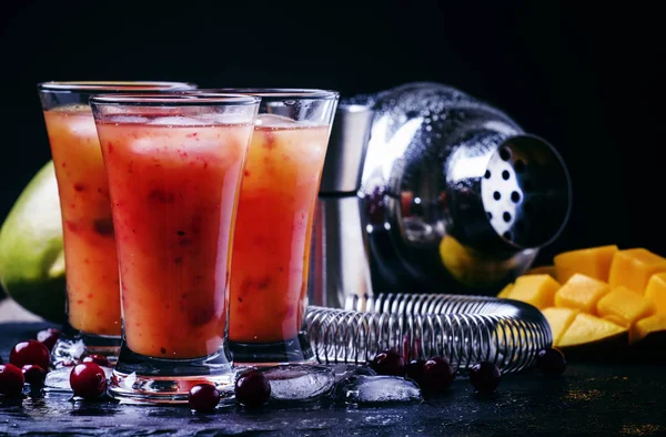 Mango cocktail met cranberry — Stockfoto