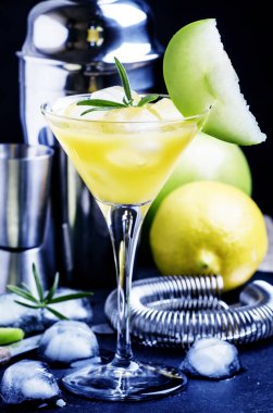 Apple ile vermut kokteyl 