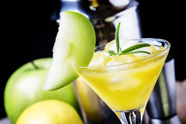 Apple cocktail with vermouth — Stock Photo, Image