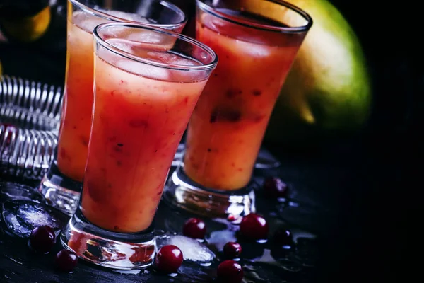 Mango-Cocktail mit Preiselbeeren — Stockfoto