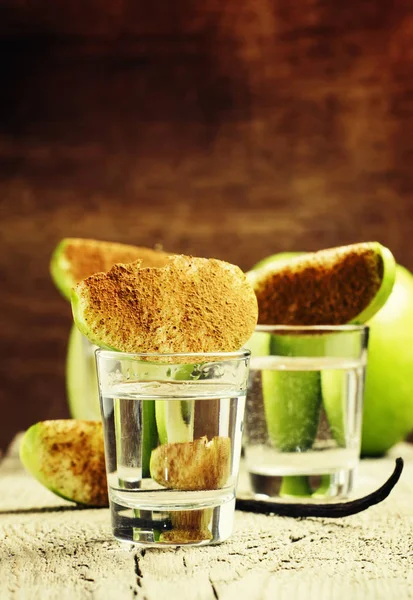 Ванильная водка с яблоком — стоковое фото