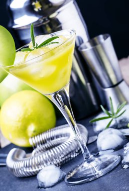 Apple ile vermut kokteyl 