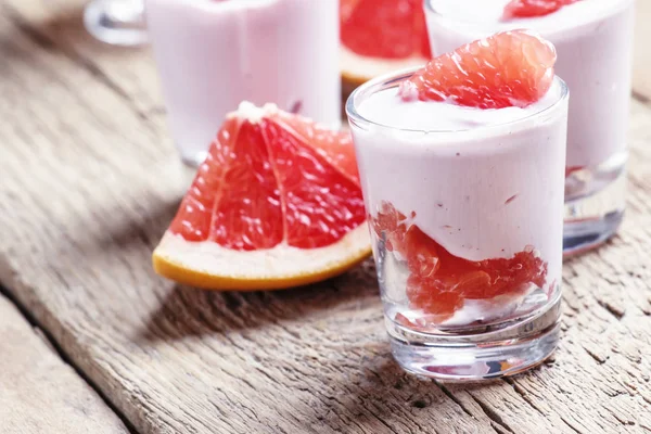 Грейпфрутовый йогурт в стаканах — стоковое фото