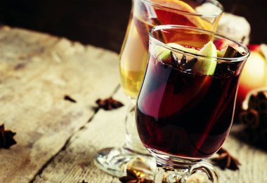 Sıcak mulled şarap kırmızı ve kuru beyaz şarap