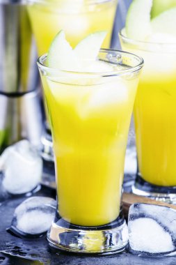 Alkollü kokteyl elma günaha 