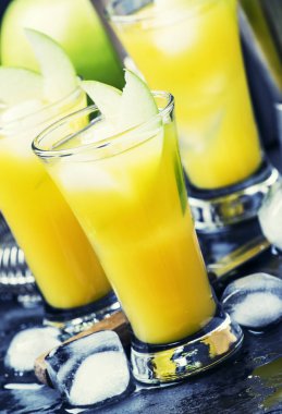 Alkollü kokteyl elma günaha 