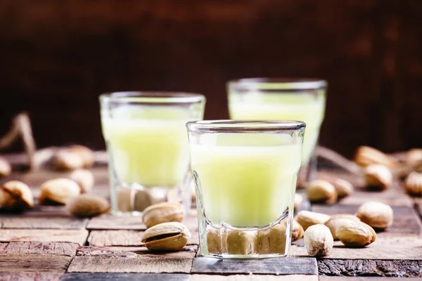 Liquore al pistacchio in bicchieri e noci — Foto Stock