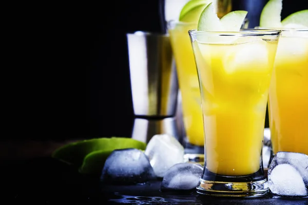 Alcoholische cocktail apple verleiding — Stockfoto