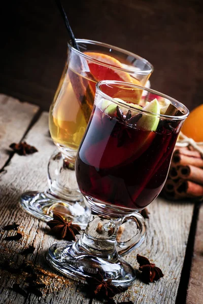 빨간색과 드라이 화이트 와인에서 뜨거운 mulled 와인 — 스톡 사진