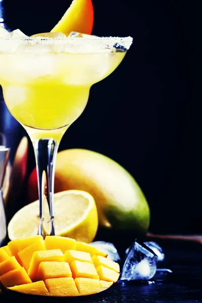 Mango daiquiri, zwarte achtergrond — Stockfoto