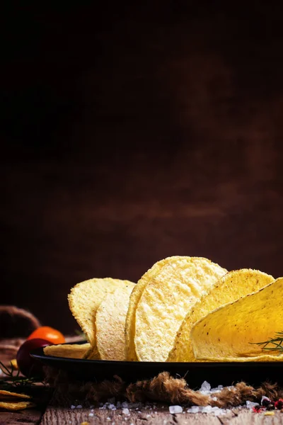 Tacos en plato. Fondo de madera vintage —  Fotos de Stock