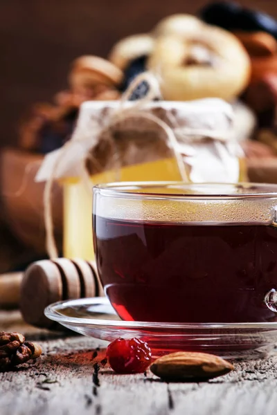 蜂蜜、ドライ フルーツとナッツのグラスに黒茶 — ストック写真