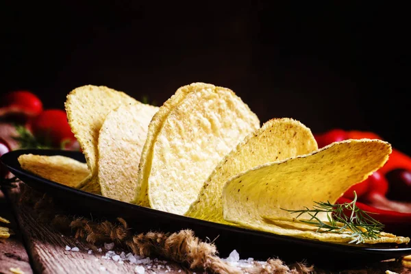 Taco's op plaat. Vintage houten achtergrond — Stockfoto