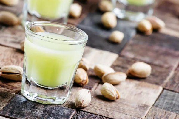 Liquore al pistacchio in bicchieri e noci — Foto Stock