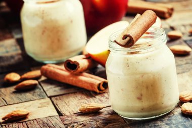 Kırmızı elma dan smoothies, badem ile yulaf ezmesi 