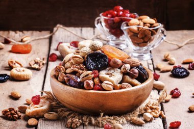 Sağlıklı gıda: fındık ve kuru meyve