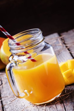 Mango suyu büyük bir cam  