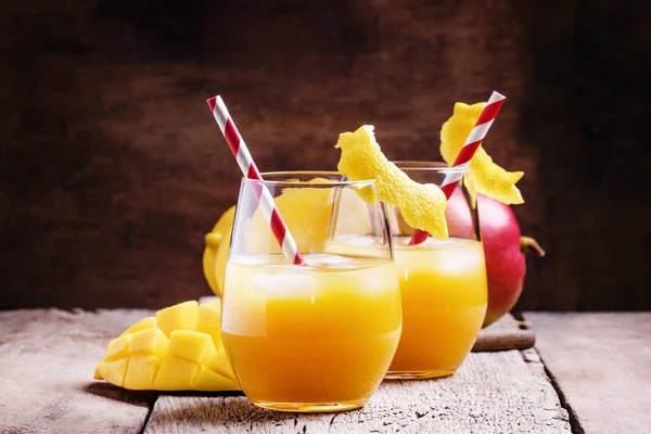 Сок холодного манго с лимоном и льдом в стаканах — стоковое фото