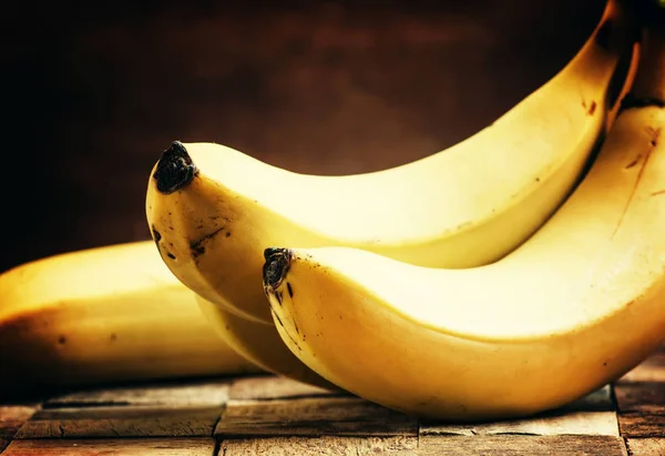 Bananas maduras em um fundo de madeira vintage — Fotografia de Stock