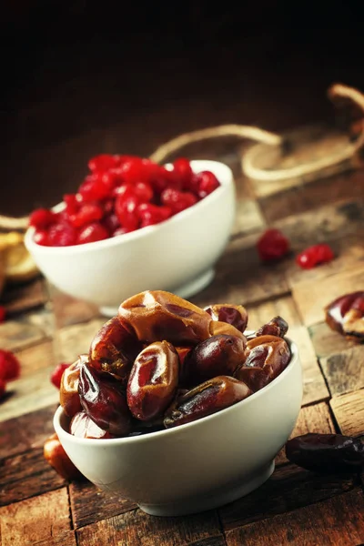 Dulces dátiles en bowl —  Fotos de Stock