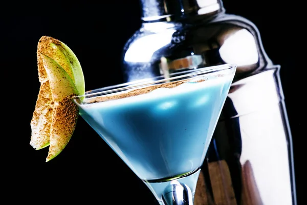 Cocktail com licor, creme e maçã verde — Fotografia de Stock