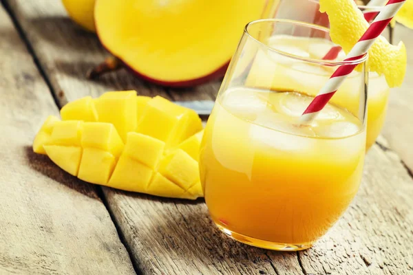 Koude mango sap met citroen en ijs in glazen — Stockfoto