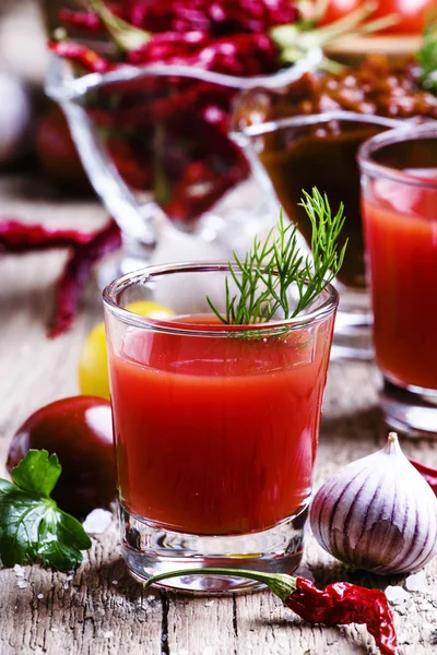 Suco de tomate picante com legumes — Fotografia de Stock