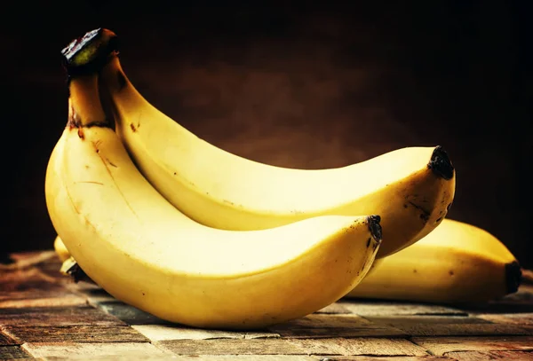 Bananas maduras em um fundo de madeira vintage — Fotografia de Stock