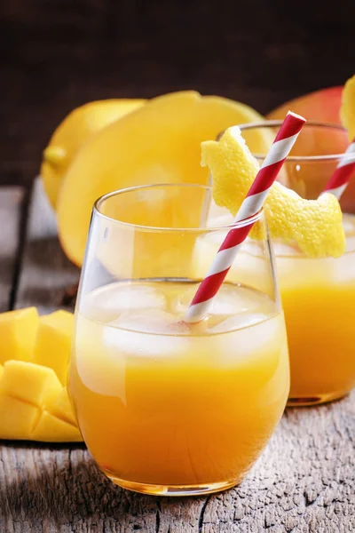 Succo di mango freddo con limone e ghiaccio nei bicchieri — Foto Stock