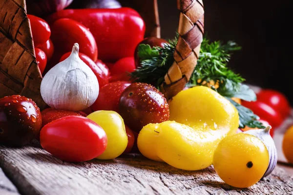 Красочные овощи на старинном деревянном фоне — стоковое фото