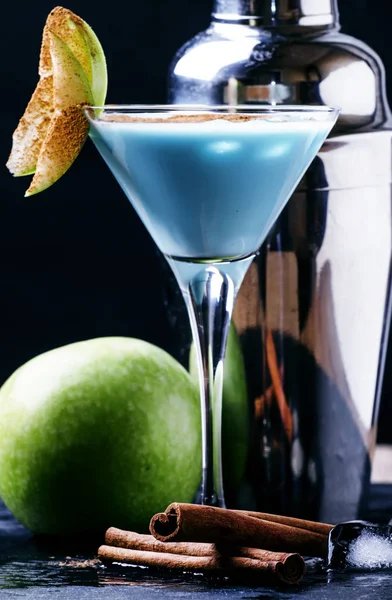 Koktejl s likér, smetana a zelené jablko — Stock fotografie