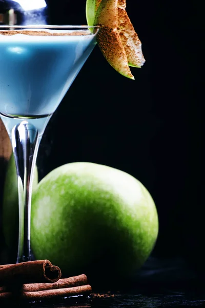 Cocktail med likör, grädde och grönt äpple — Stockfoto