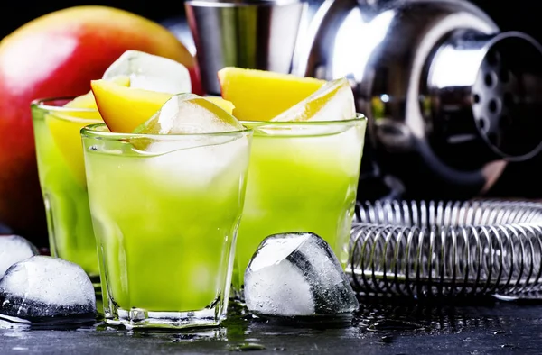 Green cocktail with mango — Stock Photo, Image
