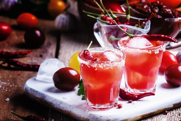 Tomatencocktail mit Pfeffer Wodka, Orangensaft und Eis — Stockfoto