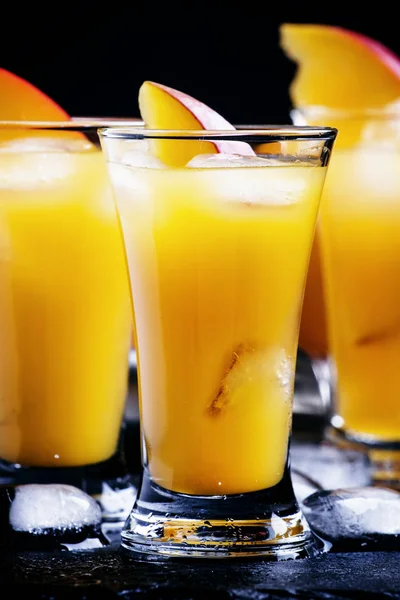 Mangue et liqueur d'orange avec glace — Photo