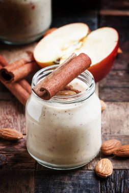 Kırmızı elma dan smoothies, badem ile yulaf ezmesi 