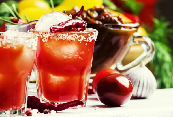 Rajčatový koktejl s pepřem vodka, pomerančový džus a ledu — Stock fotografie