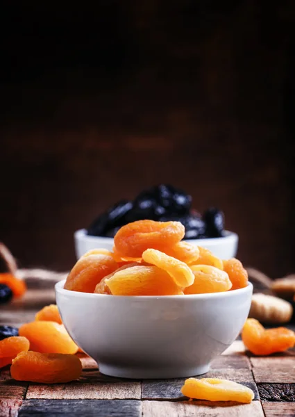 Albaricoques secos en tazón — Foto de Stock