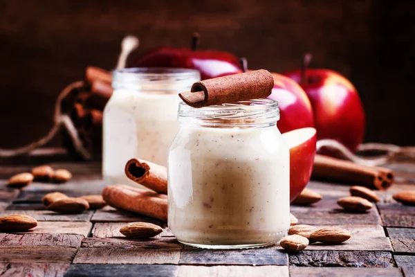 Smoothies aus roten Äpfeln, Haferflocken mit Mandeln — Stockfoto