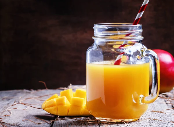 Сок манго в большой стеклянной банке — стоковое фото