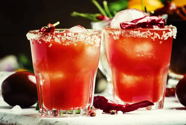 Tomatencocktail mit Pfeffer Wodka, Orangensaft und Eis — Stockfoto