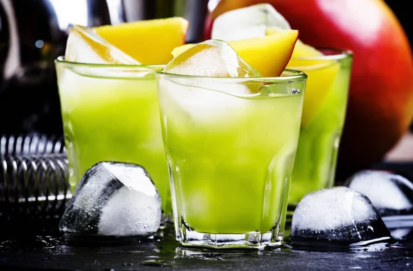 Groene cocktail met mango — Stockfoto