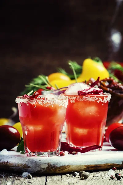 Томатный коктейль с перечной водкой, апельсиновым соком и льдом — стоковое фото