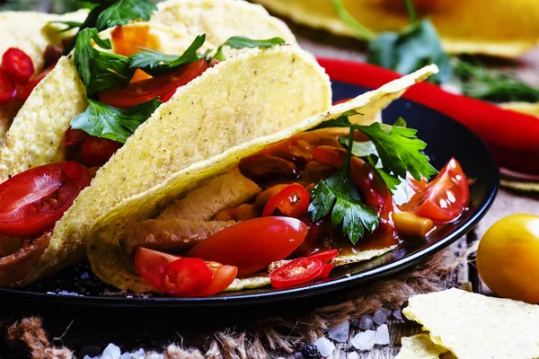 Taco messicano farcito con carne — Foto Stock